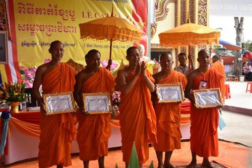 Trao bằng tán dương công đức cho tập thể thể Sư sãi và Phật tử chùa Sirivansa - Xẻo Cạn tại lễ khánh thành. Ảnh: phatgiaonamtongkhmer.org