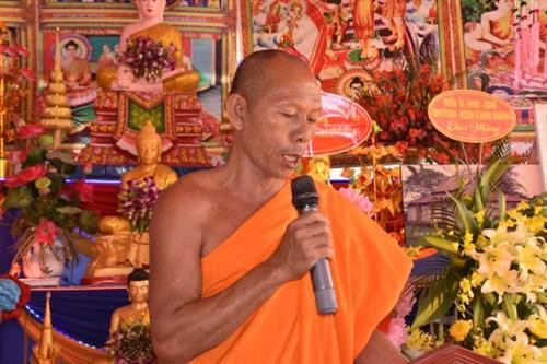 Hòa thượng Danh Đổng, Phó chủ tịch Hội Đoàn kết Sư sãi Yêu nước tỉnh Kiên Giang phát biểu tại buổi lễ. Ảnh: phatgiaonamtongkhmer.org