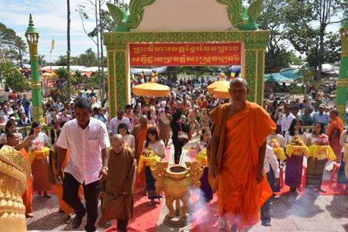 Cung thỉnh chư tăng và các đại biểu về dự lễ khánh thành chùa Xẻo Cạn. Ảnh: phatgiaonamtongkhmer.org