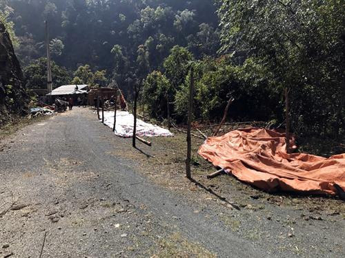 Người dân dựng nhà và lán tạm để ở tại khu vực gần mó nước. Ảnh: Hữu Quyết - TTXVN Người dân dựng nhà và lán tạm để ở tại khu vực gần mó nước. Ảnh: Hữu Quyết - TTXVN