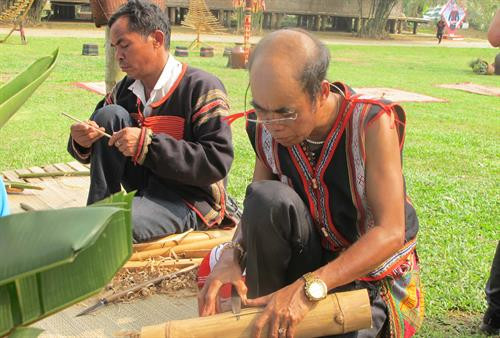 Ông Chama Lếa Giấp đang chế tác đàn Chapi Ông Chama Lếa Giấp đang chế tác đàn Chapi