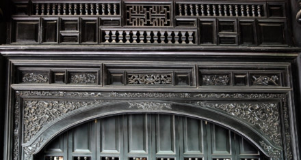 Ngôi nhà cổ được xây từ năm 1799 - Ảnh : Ngọc Tiến. Ngôi nhà được chúa Nguyễn Ánh cho xây dựng vào năm 1799 theo lối kiến trúc truyền thống của Việt Nam với ba gian, hai chái làm nơi trú ngụ cho Giám mục Bá Đa Lộc (quốc tịch Pháp, sinh năm 1741), người dạy học cho hoàng tử Nguyễn Cảnh lúc đó. Ban đầu ngôi nhà được xây dựng bên phần đất của Thảo Cầm Viên bây giờ. Năm 1911, khi Tòa Tổng Giám mục hiện nay được xây dựng hoàn thành, ngôi nhà dời về đây và được giữ gìn, bảo quản đến ngày hôm nay - Ảnh : Ngọc Tiến. Qua những lần di dời trước đó, phần nền đất làm cho cột trụ ngôi nhà bị hư hỏng. Sau đợt trùng tu nền nhà được nâng cao hơn, cột trụ ngôi nhà được đặt trên những tảng đá để đỡ một phần tải trọng và chắc chắn hơn như nguyên bản ngôi nhà ban đầu - Ảnh : Ngọc Tiến. Dàn rui lách, kèo và hệ thống vách được xếp đặt một cách tinh xảo - đó là nét độc đáo và giá trị to lớn về lịch sử và văn hóa ngôi nhà - Ảnh : Ngọc Tiến. Mái nhà được lợp ngói âm dương với những họa tiết hoa văn viền tinh xảo. Hiện nay, lớp ngói đỏ đã được làm mới thay cho lớp ngói cũ rêu phong - Ảnh : Ngọc Tiến. Các cánh cửa làm bằng gỗ quý, hoa văn được điêu khắc tinh xảo tạo thêm nét cổ kính cho mặt tiền của căn nhà - Ảnh : Ngọc Tiến. Ngôi nhà được làm hoàn toàn bằng gỗ quý, khung nhà được liên kết chặt chẽ với nhau hoàn toàn bằng kỹ thuật ghép mộng của những nghệ nhân thời xưa. Hoàn toàn không dùng bất cứ cây đinh nào nhưng ngôi nhà vẫn đứng vững qua hàng trăm năm - Ảnh : Ngọc Tiến. Các nét chạm khắc trên những bộ cửa, vách nhà chưa bị bào mòn và còn nguyên vẹn - Ảnh : Ngọc Tiến. Họa tiết trang trí được khắc họa tỉ mỉ, công phu đặt ngay cửa chính diện tạo sự cân đối và cổ kính, thể hiện nét sáng tạo độc đáo - Ảnh : Ngọc Tiến. Nhiều vật dụng trong nhà như bàn, ghế, tủ, bình phong... vẫn được giữ nguyên vẹn và còn khá tốt. Những chùm đèn được thay mới vì đèn cũ đã hư hỏng, không thể sử dụng được nữa - Ảnh : Ngọc Tiến.