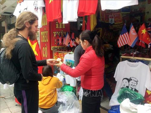 Du khách chọn mua áo có in hình Tổng thống Mỹ Donald Trump và Chủ tịch Triều Tiên Kim Jong-un tại một cửa hàng trên phố Hàng Bông. Ảnh: Quang Hải - TTXVN Một du khách nước ngoài đến tìm mua áo có in hình Tổng thống Mỹ Donald Trump và Chủ tịch Triều Tiên Kim Jong-un tại một cửa hàng trên phố Hàng Bông. Ảnh: Quang Hải - TTXVN Nhiều khách chụp ảnh lưu làm kỷ niệm. Ảnh: Minh Quyết – TTXVN Những ngày này cơ sở in áo của anh Trương Thanh Đức trên phố Hàng Bông in hơn 300 áo mỗi ngày. Ảnh: Minh Quyết – TTXVN Những ngày này cơ sở in áo của anh Trương Thanh Đức trên phố Hàng Bông in hơn 300 áo mỗi ngày. Ảnh: Minh Quyết – TTXVN Khách du lịch chọn mua áo phông in hình Tổng thống Donald Trump và Chủ tịch Kim Jong-un trên phố Hàng Bông (Hà Nội) làm kỷ niệm. Ảnh: Minh Quyết – TTXVN Nhiều du khách quốc tế thích thú với mặt hàng áo phông in hình Tổng thống Donald Trump và Chủ tịch Kim Jong-un trên phố Hàng Bông (Hà Nội). Ảnh: Minh Quyết – TTXVN Chủ cửa hàng áo phông in hình Tổng thống Donald Trump và Chủ tịch Kim Jong-un trên phố Hàng Bông (Hà Nội) trả lời phỏng vấn phóng viên báo chí quốc tế. Ảnh: Minh Quyết – TTXVN Áo phông in hình Tổng thống Donald Trump và Chủ tịch Kim Jong-un trên phố Hàng Bông (Hà Nội) đang là mặt hàng bán rất chạy. Ảnh: Minh Quyết – TTXVN Đông đảo khách du lịch quốc tế đến mua áo phông in hình Tổng thống Donald Trump và Chủ tịch Kim Jong-un trên phố Hàng Bông (Hà Nội). Ảnh: Minh Quyết – TTXVN Khách du lịch mua cờ các nước trên phố Hàng Bông (Hà Nội). Ảnh: Minh Quyết – TTXVN Du khách chọn mua áo có in hình Tổng thống Mỹ Donald Trump và Chủ tịch Triều Tiên Kim Jong-un tại một cửa hàng trên phố Hàng Bông. Ảnh: Quang Hải - TTXVN Một du khách nước ngoài đến tìm mua áo có in hình Tổng thống Mỹ Donald Trump và Chủ tịch Triều Tiên Kim Jong-un tại một cửa hàng trên phố Hàng Bông. Ảnh: Quang Hải - TTXVN Nhiều khách chụp ảnh lưu làm kỷ niệm. Ảnh: Minh Quyết – TTXVN Những ngày này cơ sở in áo của anh Trương Thanh Đức trên phố Hàng Bông in hơn 300 áo mỗi ngày. Ảnh: Minh Quyết – TTXVN Những ngày này cơ sở in áo của anh Trương Thanh Đức trên phố Hàng Bông in hơn 300 áo mỗi ngày. Ảnh: Minh Quyết – TTXVN Khách du lịch chọn mua áo phông in hình Tổng thống Donald Trump và Chủ tịch Kim Jong-un trên phố Hàng Bông (Hà Nội) làm kỷ niệm. Ảnh: Minh Quyết – TTXVN Nhiều du khách quốc tế thích thú với mặt hàng áo phông in hình Tổng thống Donald Trump và Chủ tịch Kim Jong-un trên phố Hàng Bông (Hà Nội). Ảnh: Minh Quyết – TTXVN Chủ cửa hàng áo phông in hình Tổng thống Donald Trump và Chủ tịch Kim Jong-un trên phố Hàng Bông (Hà Nội) trả lời phỏng vấn phóng viên báo chí quốc tế. Ảnh: Minh Quyết – TTXVN Áo phông in hình Tổng thống Donald Trump và Chủ tịch Kim Jong-un trên phố Hàng Bông (Hà Nội) đang là mặt hàng bán rất chạy. Ảnh: Minh Quyết – TTXVN Đông đảo khách du lịch quốc tế đến mua áo phông in hình Tổng thống Donald Trump và Chủ tịch Kim Jong-un trên phố Hàng Bông (Hà Nội). Ảnh: Minh Quyết – TTXVN Khách du lịch mua cờ các nước trên phố Hàng Bông (Hà Nội). Ảnh: Minh Quyết – TTXVN