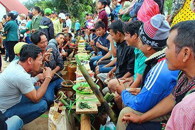 Lễ hội giúp mọi người gần nhau hơn để chia sẻ giúp đỡ nhau trong công việc. Lễ hội giúp mọi người gần nhau hơn để chia sẻ giúp đỡ nhau trong công việc.