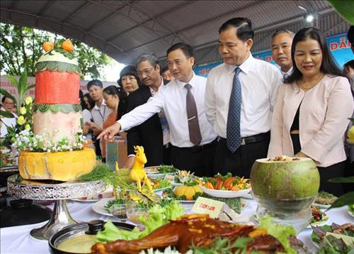 Bộ trưởng Nguyễn Xuân Cường cùng các đại biểu tham quan gian hàng các sản phẩm nông nghiệp của huyện Yên Thế. Ảnh: Tùng Lâm – TTXVN. Bộ trưởng Nguyễn Xuân Cường cùng các đại biểu tham quan gian hàng các sản phẩm nông nghiệp của huyện Yên Thế. Ảnh: Tùng Lâm – TTXVN.