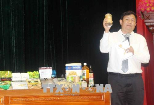 Ông Huỳnh Ngọc Huy, thành viên Hội Đồng quản trị Ngân hàng LienVietPostBank kiêm Tổng thư ký Hiệp hội Mắc ca Việt Nam giới thiệu những sản phẩm chủ yếu được chế biến từ cây mắc ca. Ảnh: Công Tuyên – TTXVN Ông Huỳnh Ngọc Huy, thành viên Hội Đồng quản trị Ngân hàng LienVietPostBank kiêm Tổng thư ký Hiệp hội Mắc ca Việt Nam giới thiệu những sản phẩm chủ yếu được chế biến từ cây mắc ca. Ảnh: Công Tuyên – TTXVN