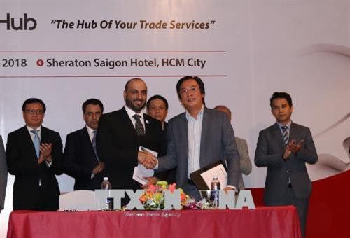 Đại diện Công ty Relam Investment và MIG Holdings ký thỏa thuận hợp tác về việc triển khai TRADE – HUB tại Việt Nam. Ảnh: Xuân Anh – TTXVN Đại diện Công ty Relam Investment và MIG Holdings ký thỏa thuận hợp tác về việc triển khai TRADE – HUB tại Việt Nam. Ảnh: Xuân Anh – TTXVN