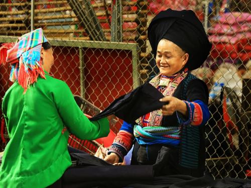 Chiều khách Thử áo Chọn lựa Giao lưu Góc chợ Lũng Pài Ngày chợ phiên Rực rỡ sắc màu Góc chợ Hàng hóa được bày bán tại chợ Vật dụng nhà nông Xem hàng Tan chợ