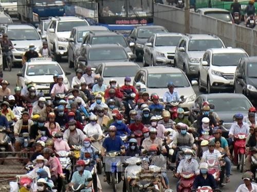 Kẹt xe tại quốc lộ 13 đoạn qua cầu Bình Triệu. Ảnh: Hoàng Hải - TTXVN Kẹt xe tại quốc lộ 13 đoạn qua cầu Bình Triệu. Ảnh: Hoàng Hải - TTXVN