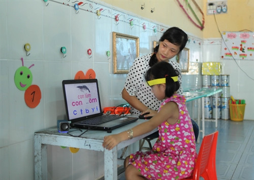 Trẻ 5 tuổi ở trường Mầm non Tuổi Thơ, thành phố Bạc Liêu được tiếp cận sử dụng máy tính để tập làm quen với chữ cái môn tiếng Việt. Trẻ 5 tuổi ở trường Mầm non Tuổi Thơ, thành phố Bạc Liêu được tiếp cận sử dụng máy tính để tập làm quen với chữ cái môn tiếng Việt.