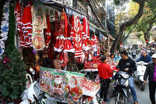 Đồ trang trí chuẩn bị cho Noel 2018 bày bán trên phố Hàng Mã. Ảnh: Minh Quyết – TTXVN Du khách tham quan trên phố Hàng Mã. Ảnh: Minh Quyết – TTXVN Khách hàng lựa chọn món đồ ưng ý, chuẩn bị cho Noel 2018. Ảnh: Minh Quyết – TTXVN Cửa hàng bày bán các đồ trang trí chuẩn bị cho Noel 2018. Ảnh: Minh Quyết – TTXVN Đồ trang trí chuẩn bị cho Noel 2018 được bày bán trên phố Hàng Mã. Ảnh: Minh Quyết – TTXVN Đa dạng các mặt hàng chuẩn bị cho Giáng Sinh 2018. Ảnh: Minh Quyết - TTXVN Cửa hàng bày bán các đồ trang trí chuẩn bị cho Noel 2018. Ảnh: Minh Quyết – TTXVN Những bộ đồ ông già Noel rất được ưa chuộng trong mùa Giáng Sinh. Ảnh: Minh Quyết – TTXVN Khách hàng lựa chọn món đồ ưng ý, chuẩn bị cho Noel 2018. Ảnh: Minh Quyết – TTXVN Khách hàng lựa chọn món đồ ưng ý, chuẩn bị cho Noel 2018. Ảnh: Minh Quyết – TTXVN