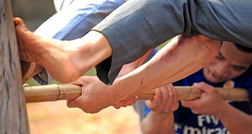 Kéo co ngồi là một trò trình diễn nghi lễ trong hội làng tại đền Quán Thánh, phường Thạch Bàn, quận Long Biên, thành phố Hà Nội Chạy thi lấy nước nấu cơm cùng với chạy cờ, kéo mỏ và vật thờ là 4 trò trình diễn luôn được thực hành mang tính nghi lễ trong hội đền Vua Bà ở Sóc Sơn. Một trận đấu kéo mỏ rất quyết liệt với sự chứng kiến của đông đảo khán giả Kéo song là món ăn tinh thần không thể thiếu của người dân 3 làng Hương Canh, Ngọc Canh và Tiên Canh tỉnh Vĩnh Phúc mỗi khi xuân về. Chân dung các song thủ trong một trận kéo song, họ luôn cống hiến hết sức vì màu cờ sắc áo. Các song thủ đứng hàng đầu ở các đội thường có sức khỏe rất tốt, đạp chân vào cột để giữ thăng bằng và để tăng thêm lực Sợi song bị ghìm, bị kéo qua kéo lại sát lỗ cột đến mức nóng bỏng bốc khói. Do bàn tay bàn chân luôn va chạm vào cột và sợi dây song nên thương tích là điều không tránh khỏi Trận đấu đầy kịch tính diễn ra tại huyện Bắc Hà tỉnh Lào Cai của 2 đội nữ người dân tộc Tày và dân tộc Dao. Các bé thiếu nhi luôn nhiệt tình và rất hứng khởi với trò chơi kéo co ở tỉnh Phú Thọ. Các đồng chí bộ đội tỉnh Đắk Lắk đang tung hết sức mình cùng với bà con trong trận chung kết kéo co Niềm vui của đội kéo co Mạn Đường khi chiến thắng