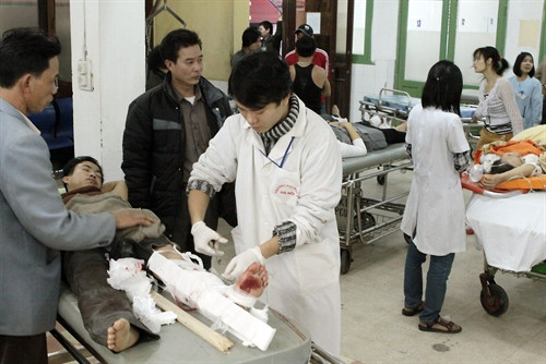 Cấp cứu người bị tai nạn giao thông. Ảnh: Dương Ngọc - TTXVN Cấp cứu người bị tai nạn giao thông. Ảnh: Dương Ngọc - TTXVN