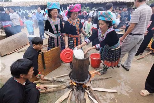 Cho nước vào chảo để nấu sao cho khi gạo chín mà không bị cạn và không quá nhiều để không mất nhiều thời gian đồ xôi. Ảnh: Quý Trung - TTXVN Lót chõ xôi sao cho không để gạo lọt xuống dưới và không để nước trào lên gạo để cho xôi khi chín mềm dèo để khi giã bánh giầy đạt chất lượng tốt nhất. Ảnh: Quý Trung - TTXVN Sau khi chõ xôi bốc hơi các thành viên khiêng cối ra chuẩn bị cho hội thi giã bánh giầy. Ảnh: Quý Trung – TTXVN Các thành viên của các đội tập trung cho lửa cháy đều để gạo chín nhanh có thể giã được bánh giầy nhanh nhất. Ảnh: Quý Trung – TTXVN Các thành viên của các đội tập trung cho lửa cháy đều để gạo chín nhanh có thể giã được bánh giầy nhanh nhất. Ảnh: Quý Trung – TTXVN Các thành viên của các đội tập trung che chắn cho lửa cháy đều để gạo chín đều và nhanh nhất có thể để giã được bánh giầy nhanh nhất. Ảnh: Quý Trung – TTXVN Đồ xôi chuẩn bị nguyên liệu để giã bánh giầy. Ảnh: Quý Trung - TTXVN Các chị em lấy lòng đỏ trứng gà xoa đều vào các vật dụng để khi giã bánh giầy không bị dính và nhanh nhất lại đẹp. Ảnh: Quý Trung – TTXVN Các chị em lấy lòng đỏ trứng gà xoa đều vào các vật dụng để khi giã bánh giầy không bị dính và nhanh nhất lại đẹp. Ảnh: Quý Trung – TTXVN Các chị em chuẩn bị các vật dụng để giã bánh giầy. Ảnh: Quý Trung – TTXVN Đồ xôi chuẩn bị nguyên liệu giã bánh giầy. Ảnh: Quý Trung - TTXVN Các đội đồ xôi chuẩn bị nguyên liệu giã bánh giầy. Ảnh: Quý Trung - TTXVN Các thành viên của các đội tập trung giã bánh giầy thật nhanh cho bánh có độ kết dính dẻo. Ảnh: Quý Trung – TTXVN Niềm vui của các thành viên sau khi đội đã giã xong cho ra sản phẩm là những chiếc bánh thơm ngon nhất. Ảnh: Quý Trung - TTXVN Các thành viên của các đội tập trung giã bánh giầy thật nhanh cho bánh có độ kết dính dẻo. Ảnh: Quý Trung – TTXVN Các đội tập trung nặn những chiếc bánh giầy vừa tròn vừa đẹp. Ảnh: Quý Trung - TTXVN Ban giám khảo chấm điểm bánh giầy của các đội tại hội thi. Ảnh: Quý Trung – TTXVN