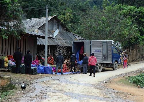 Người dân bản Na Ư (xã Na Ư) mua sắm quần áo, chăn đệm chuẩn bị đón tết. Ảnh: Xuân Tiến - TTXVN