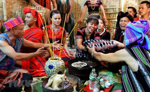 Một nghi lễ trong đám cưới của người Tà Ôi. Ảnh: Thanh Hà - TTXVN Một nghi lễ trong đám cưới của người Tà Ôi. Ảnh: Thanh Hà - TTXVN