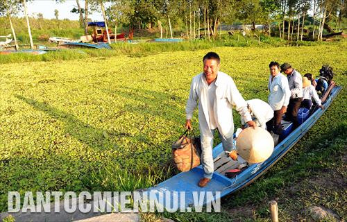 Du khách tham quan trải nghiệm các cảnh quan ngập nước tại vườn Quốc gia U Minh Thượng. Ảnh: An Hiếu Du khách tham quan trải nghiệm các cảnh quan ngập nước tại vườn Quốc gia U Minh Thượng. Ảnh: An Hiếu