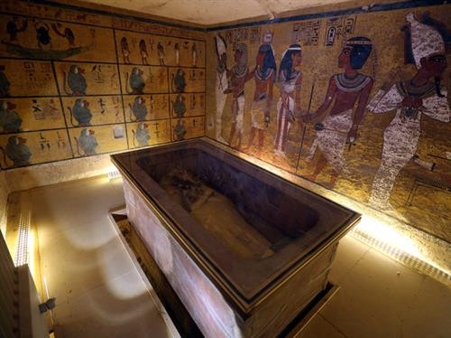 Nguyên nhân cái chết của Vua Tutankhamun: Vua Tutankhamun là một trong những vị pharaoh nổi tiếng của Ai Cập dù qua đời khi còn trẻ. Theo ảnh chụp X-quang và chụp cắt lớp CT xác ướp, nhà vua bị thương khá nặng ở xương sườn và bị gãy một chân. Điều này dẫn tới kết luận rằng nhà vua chết do bị một xe ngựa đâm phải. Ảnh: MomJunction. Tuy nhiên, nhiều giả thuyết khác đã được đưa ra. Nguyên nhân cái chết của Vua Tutankhamun có thể là từ một cú đá của ngựa kéo xe, hay thậm chí từ một vụ tấn công của hà mã. Một số xương sườn của nhà vua đã biến mất, có thể là do vụ tai nạn, cũng có thể là do bị bọn trộm mộ cắt bỏ để lấy đá quý trong lồng ngực. Ảnh: The Independent. Một giả thuyết thú vị khác của giáo sư Albert Zink dựa trên hơn 2.000 bản quét máy tính và kiểm tra ADN của dòng họ Tutankhamun cho thấy tai nạn xe ngựa là điều khó có thể xảy ra. Lý do là nhà vua bị khoèo chân bẩm sinh. Giáo sư cho rằng Vua Tutankhamun chết trẻ là do cơ thể yếu ớt bẩm sinh (kết quả của hôn nhân nội tộc). Bên cạnh đó, nhà vua còn mắc sốt rét. Tuy nhiên, ngay cả giáo sư Zink cũng thừa nhận ông không thể chắc chắn đó là nguyên nhân vua qua đời. Đến nay, điều này vẫn còn là một bí ẩn. Ảnh: Ancient Origins. Tên gốc của nhân sư: Suốt nhiều thế kỷ, tượng nhân sư bị chôn vùi dưới cát. Cho tới năm 1817, đầu tượng mới nhô ra khỏi cát. Nhờ nhà khảo cổ Mark Lehner, chúng ta đã biết ai dựng tượng (Pharaoh Khafre), cách xây dựng và thời gian xây dựng (ít nhất ba năm). Ngoài những điều này, tất cả về nhân sư đều còn là dấu hỏi. Ảnh: World-mysteries. Trước hết, chúng ta không biết người Ai Cập cổ gọi biểu tượng này là gì. “Sphinx” (nhân sư) là một thuật ngữ tiếng Hy Lạp chưa tồn tại vào thời Pharaoh Khafre xây dựng công trình này. Ngoài ra, ý nghĩa thực sự của nhân sư cũng chưa được làm rõ. Thần Ruti của Ai Cập cổ có hình dạng như hai con sư tử gắn liền ở lưng, bảo vệ lối vào thế giới bên kia. Điều này nghe khá giống nhân sư, nhưng bức tượng thiếu đi chiếc đầu thứ hai để có thể khẳng định giả thuyết này. Ảnh: Truth Control. Xác ướp đau khổ: Xác ướp có mồm mở ra như đang hét lên không phải điều hiếm gặp. Đây là kết quả của nghi lễ đặc biệt giúp các linh hồn ăn, uống và thở dễ dàng hơn khi qua thế giới bên kia. Tuy nhiên, xác ướp có tên "Unknown Man E" được phát hiện năm 1886 gây ấn tượng mạnh do có vẻ như đang thét lên trong đau đớn. Một số nhà nghiên cứu cho rằng người đàn ông này đã bị đầu độc hoặc chôn sống. Số khác cho rằng đây là một hoàng tử người Hittite bị giết. Ảnh: Ancient Origins. Một giả thuyết khác cho rằng đây có thể là Hoàng tử Pentewere, người bị xử tử do lên kế hoạch ám sát vua cha mình - Pharaoh Ramses III. Đó có thể là lý do vì sao xác ướp bị bọc trong da cừu - dấu hiệu cho thấy người chết đã làm điều xấu xa. Đồng thời, người này không có bia mộ, như thế anh ta không thể sang thế giới bên kia - sự trừng phạt tồi tệ nhất với người Ai Cập cổ. Não của anh ta vẫn ở trong hộp sọ, xác không được làm khô, và nhựa cây được đổ vào họng thay vì trong sọ. Tuy nhiên, đây chỉ là một giả thuyết và chưa có bằng chứng xác thực. Ảnh: Daily Mail. Số phận của Nữ hoàng Nefertiti: Ngoài Cleopatra, khó có phụ nữ Ai Cập cổ nào nổi tiếng hơn Nữ hoàng Nefertiti. Bà trị vì cạnh Pharaoh Akhenaten suốt nhiều năm trời, cho tới khi đột ngột biến mất. Sau năm 1336 trước Công nguyên, các ghi chép đều không hề nhắc tới chuyện gì đã xảy ra với bà. Chúng ta cũng chưa tìm thấy lăng mộ hay xác ướp của Nữ hoàng. Ảnh: CNN. Số buồng trong Đại kim tự tháp Giza: Đến nay, chúng ta vẫn chưa biết bên trong kỳ quan cổ đại này có những gì ngoài ba buồng chính của vua, nữ hoàng và sảnh lớn. Gần đây, các nhà khoa học đã áp dụng nhiều phương pháp tiên tiến và phát hiện ra một số buồng mới trong kim tự tháp. Ảnh: ScienceAlert. Từ năm 1993, nhiều robot nhỏ đã được đưa vào trong kim tự tháp để khám phá. Chúng đem lại những hình ảnh về các đường hầm bí ẩn chưa từng được phát hiện. Những đường hầm này quá nhỏ cho các mục đích sử dụng thông thường. Tuy nhiên, chúng cho thấy vẫn còn nhiều điều bí ẩn trong kim tự tháp hơn ta tưởng. Ảnh: History. Hải tộc: Theo bách khoa lịch sử cổ đại Ai Cập, hải tộc là nhóm cướp biển tung hoành khắp Địa Trung Hải. Một trong những mục tiêu chính của chúng là Ai Cập. Ngoài một vài dòng mô tả ngắn gọn, sử sách của Ai Cập không nhắc gì đến những kẻ xâm lăng từ biển này. Tài liệu thời Ramses II có nhắc tới hải tộc. Nhóm người này liên kết với dân Hittite nhưng cũng là lính đánh thuê của Vua Ramses. Ảnh: Pinterest. Người được chôn ở Qurna: Năm 1908, nhà Ai Cập học Flinders Petrie phát hiện ra một khu lăng mộ hoàng gia. Hai quan tài trong mộ có niên đại trước thời vua Tut khoảng 250 năm. Một xác ướp là phụ nữ và một xác ướp là trẻ em, có thể là con của người phụ nữ này. Cả hai đều đeo trang sức bằng vàng và ngà voi, thể hiện tầm quan trọng của họ. Tuy nhiên, các mô tả trong mộ về thân phận của họ đã bị hư hại nặng, chỉ biết rằng đây là nơi chôn vợ của vua. Ảnh: Artnetnews.