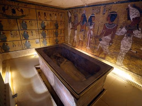 Nguyên nhân cái chết của Vua Tutankhamun: Vua Tutankhamun là một trong những vị pharaoh nổi tiếng của Ai Cập dù qua đời khi còn trẻ. Theo ảnh chụp X-quang và chụp cắt lớp CT xác ướp, nhà vua bị thương khá nặng ở xương sườn và bị gãy một chân. Điều này dẫn tới kết luận rằng nhà vua chết do bị một xe ngựa đâm phải. Ảnh: MomJunction. Tuy nhiên, nhiều giả thuyết khác đã được đưa ra. Nguyên nhân cái chết của Vua Tutankhamun có thể là từ một cú đá của ngựa kéo xe, hay thậm chí từ một vụ tấn công của hà mã. Một số xương sườn của nhà vua đã biến mất, có thể là do vụ tai nạn, cũng có thể là do bị bọn trộm mộ cắt bỏ để lấy đá quý trong lồng ngực. Ảnh: The Independent. Một giả thuyết thú vị khác của giáo sư Albert Zink dựa trên hơn 2.000 bản quét máy tính và kiểm tra ADN của dòng họ Tutankhamun cho thấy tai nạn xe ngựa là điều khó có thể xảy ra. Lý do là nhà vua bị khoèo chân bẩm sinh. Giáo sư cho rằng Vua Tutankhamun chết trẻ là do cơ thể yếu ớt bẩm sinh (kết quả của hôn nhân nội tộc). Bên cạnh đó, nhà vua còn mắc sốt rét. Tuy nhiên, ngay cả giáo sư Zink cũng thừa nhận ông không thể chắc chắn đó là nguyên nhân vua qua đời. Đến nay, điều này vẫn còn là một bí ẩn. Ảnh: Ancient Origins. Tên gốc của nhân sư: Suốt nhiều thế kỷ, tượng nhân sư bị chôn vùi dưới cát. Cho tới năm 1817, đầu tượng mới nhô ra khỏi cát. Nhờ nhà khảo cổ Mark Lehner, chúng ta đã biết ai dựng tượng (Pharaoh Khafre), cách xây dựng và thời gian xây dựng (ít nhất ba năm). Ngoài những điều này, tất cả về nhân sư đều còn là dấu hỏi. Ảnh: World-mysteries. Trước hết, chúng ta không biết người Ai Cập cổ gọi biểu tượng này là gì. “Sphinx” (nhân sư) là một thuật ngữ tiếng Hy Lạp chưa tồn tại vào thời Pharaoh Khafre xây dựng công trình này. Ngoài ra, ý nghĩa thực sự của nhân sư cũng chưa được làm rõ. Thần Ruti của Ai Cập cổ có hình dạng như hai con sư tử gắn liền ở lưng, bảo vệ lối vào thế giới bên kia. Điều này nghe khá giống nhân sư, nhưng bức tượng thiếu đi chiếc đầu thứ hai để có thể khẳng định giả thuyết này. Ảnh: Truth Control. Xác ướp đau khổ: Xác ướp có mồm mở ra như đang hét lên không phải điều hiếm gặp. Đây là kết quả của nghi lễ đặc biệt giúp các linh hồn ăn, uống và thở dễ dàng hơn khi qua thế giới bên kia. Tuy nhiên, xác ướp có tên "Unknown Man E" được phát hiện năm 1886 gây ấn tượng mạnh do có vẻ như đang thét lên trong đau đớn. Một số nhà nghiên cứu cho rằng người đàn ông này đã bị đầu độc hoặc chôn sống. Số khác cho rằng đây là một hoàng tử người Hittite bị giết. Ảnh: Ancient Origins. Một giả thuyết khác cho rằng đây có thể là Hoàng tử Pentewere, người bị xử tử do lên kế hoạch ám sát vua cha mình - Pharaoh Ramses III. Đó có thể là lý do vì sao xác ướp bị bọc trong da cừu - dấu hiệu cho thấy người chết đã làm điều xấu xa. Đồng thời, người này không có bia mộ, như thế anh ta không thể sang thế giới bên kia - sự trừng phạt tồi tệ nhất với người Ai Cập cổ. Não của anh ta vẫn ở trong hộp sọ, xác không được làm khô, và nhựa cây được đổ vào họng thay vì trong sọ. Tuy nhiên, đây chỉ là một giả thuyết và chưa có bằng chứng xác thực. Ảnh: Daily Mail. Số phận của Nữ hoàng Nefertiti: Ngoài Cleopatra, khó có phụ nữ Ai Cập cổ nào nổi tiếng hơn Nữ hoàng Nefertiti. Bà trị vì cạnh Pharaoh Akhenaten suốt nhiều năm trời, cho tới khi đột ngột biến mất. Sau năm 1336 trước Công nguyên, các ghi chép đều không hề nhắc tới chuyện gì đã xảy ra với bà. Chúng ta cũng chưa tìm thấy lăng mộ hay xác ướp của Nữ hoàng. Ảnh: CNN. Số buồng trong Đại kim tự tháp Giza: Đến nay, chúng ta vẫn chưa biết bên trong kỳ quan cổ đại này có những gì ngoài ba buồng chính của vua, nữ hoàng và sảnh lớn. Gần đây, các nhà khoa học đã áp dụng nhiều phương pháp tiên tiến và phát hiện ra một số buồng mới trong kim tự tháp. Ảnh: ScienceAlert. Từ năm 1993, nhiều robot nhỏ đã được đưa vào trong kim tự tháp để khám phá. Chúng đem lại những hình ảnh về các đường hầm bí ẩn chưa từng được phát hiện. Những đường hầm này quá nhỏ cho các mục đích sử dụng thông thường. Tuy nhiên, chúng cho thấy vẫn còn nhiều điều bí ẩn trong kim tự tháp hơn ta tưởng. Ảnh: History. Hải tộc: Theo bách khoa lịch sử cổ đại Ai Cập, hải tộc là nhóm cướp biển tung hoành khắp Địa Trung Hải. Một trong những mục tiêu chính của chúng là Ai Cập. Ngoài một vài dòng mô tả ngắn gọn, sử sách của Ai Cập không nhắc gì đến những kẻ xâm lăng từ biển này. Tài liệu thời Ramses II có nhắc tới hải tộc. Nhóm người này liên kết với dân Hittite nhưng cũng là lính đánh thuê của Vua Ramses. Ảnh: Pinterest. Người được chôn ở Qurna: Năm 1908, nhà Ai Cập học Flinders Petrie phát hiện ra một khu lăng mộ hoàng gia. Hai quan tài trong mộ có niên đại trước thời vua Tut khoảng 250 năm. Một xác ướp là phụ nữ và một xác ướp là trẻ em, có thể là con của người phụ nữ này. Cả hai đều đeo trang sức bằng vàng và ngà voi, thể hiện tầm quan trọng của họ. Tuy nhiên, các mô tả trong mộ về thân phận của họ đã bị hư hại nặng, chỉ biết rằng đây là nơi chôn vợ của vua. Ảnh: Artnetnews.