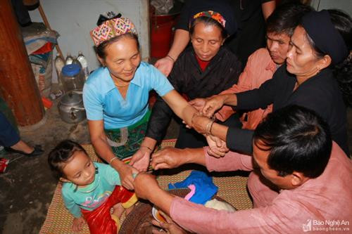 Cũng giống như nữ giới, nam giới đồng bào dân tộc này cũng có bộ trang phục riêng và không kém phầm độc đáo. Với bộ trang phục người phụ nữ màu chủ đạo là màu đen, thì nam phục người Ơ Đu là màu đỏ nhạt, màu chàm. Ảnh: Đình Tuân Bộ nam phục Ơ Đu được làm từ sợi tơ tằm gồm có quần và áo. Trong khi áo thường được may thêm 2 cái túi ở phía dưới thân áo. Còn quần không có khuy, cúc và dây chun mà dùng bằng sợi dây để cố định lại khi mặc. Ảnh Đình Tuân Trước kia do chưa có cúc nên 2 thân áo được may những sợi dây để buộc lại với nhau. Ảnh: Đình Tuân Cổ áo thường là cổ tròng. Ảnh: Đình Tuân Hiện nay, trang phục truyền thống ít được sử dụng rộng rãi trong cuộc sống thường ngày. Thế nhưng trong sự phát triển của thời trang hiện đại, không chỉ có trang phục mà nhiều nét văn hóa độc đáo của người dân tộc Ơ Đu cũng đã mai một khá nhiều. Ảnh: Đình Tuân Là 1 trong 5 dân tộc ít người nhất và cũng là dân tộc duy nhất có ở Tương Dương (Nghệ An), nên trong thời gian qua nhận được nhiều sự quan tâm đầu tư phục dựng kinh phí để bảo tồn, gìn giữ lại những nét văn hóa độc đáo của dân tộc Ơ Đu. Hy vọng với sự vào cuộc của cả cộng đồng sẽ giúp bản sắc văn hóa dân tộc Ơ Đu luôn trường tồn và phát triển. Ảnh: Đình Tuân Cũng giống như nữ giới, nam giới đồng bào dân tộc này cũng có bộ trang phục riêng và không kém phầm độc đáo. Với bộ trang phục người phụ nữ màu chủ đạo là màu đen, thì nam phục người Ơ Đu là màu đỏ nhạt, màu chàm. Ảnh: Đình Tuân Bộ nam phục Ơ Đu được làm từ sợi tơ tằm gồm có quần và áo. Trong khi áo thường được may thêm 2 cái túi ở phía dưới thân áo. Còn quần không có khuy, cúc và dây chun mà dùng bằng sợi dây để cố định lại khi mặc. Ảnh Đình Tuân Trước kia do chưa có cúc nên 2 thân áo được may những sợi dây để buộc lại với nhau. Ảnh: Đình Tuân Cổ áo thường là cổ tròng. Ảnh: Đình Tuân Hiện nay, trang phục truyền thống ít được sử dụng rộng rãi trong cuộc sống thường ngày. Thế nhưng trong sự phát triển của thời trang hiện đại, không chỉ có trang phục mà nhiều nét văn hóa độc đáo của người dân tộc Ơ Đu cũng đã mai một khá nhiều. Ảnh: Đình Tuân Là 1 trong 5 dân tộc ít người nhất và cũng là dân tộc duy nhất có ở Tương Dương (Nghệ An), nên trong thời gian qua nhận được nhiều sự quan tâm đầu tư phục dựng kinh phí để bảo tồn, gìn giữ lại những nét văn hóa độc đáo của dân tộc Ơ Đu. Hy vọng với sự vào cuộc của cả cộng đồng sẽ giúp bản sắc văn hóa dân tộc Ơ Đu luôn trường tồn và phát triển. Ảnh: Đình Tuân