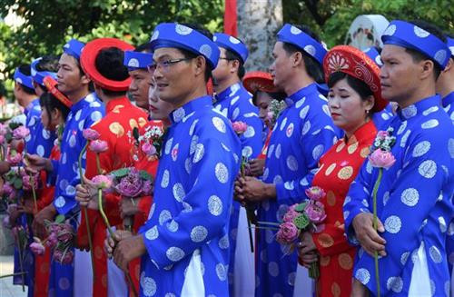 Các cặp đôi tham gia lễ cưới tập thể. Ảnh: Xuân Dự - TTXVN