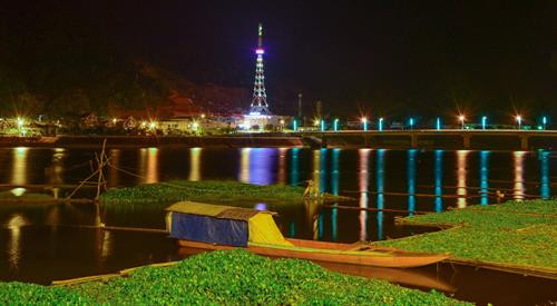 Một góc thị xã về đêm. Ảnh: Xuân Tư – TTXVN Một góc thị xã về đêm. Ảnh: Xuân Tư – TTXVN