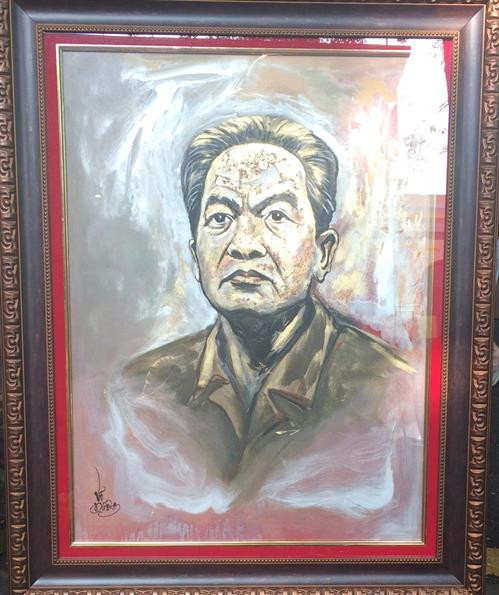 Một số tác phẩm tranh, ảnh được trưng bày tại đường sách Nguyễn Van Bình