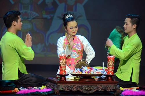 Các nghệ sĩ trình diễn vở hầu đồng "Tứ phủ".