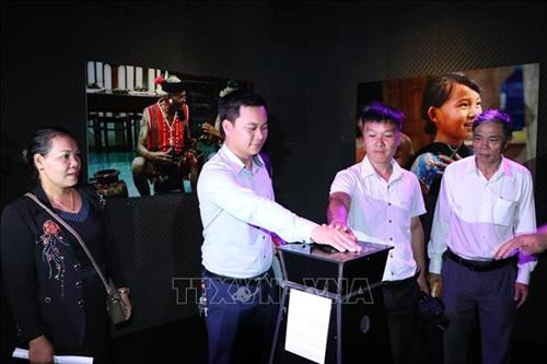 Khách tham quan trải nghiệm “âm thanh của ánh sáng”. Ảnh: Ngọc Minh – TTXVN Khách tham quan trải nghiệm “âm thanh của cơ thể”. Ảnh: Ngọc Minh – TTXVN Các đại biểu nghe giới thiệu về “âm thanh của nước”. Ảnh: Ngọc Minh – TTXVN