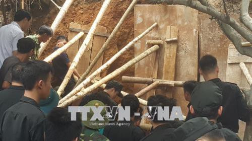 Các lực lượng chức năng đang tìm kiếm nạn nhân. Ảnh: Hương Thu-TTXVN Các lực lượng chức năng đang tìm kiếm nạn nhân. Ảnh: Hương Thu-TTXVN