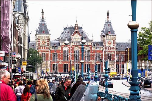 4: Là số mét mà Schiphol - sân bay Amsterdam - nằm dưới mực nước biển. Ảnh: NACO. 165: Là tổng số kênh đào ở Amsterdam với tổng chiều dài lên tới khoảng 100 km. Trong đó, khu vực kênh được đào từ thế kỷ 17 ở Singelracht đã trở thành Di sản Thế giới của UNESCO vào năm 2010. Ảnh: Thewallpaper. 1.281: Đó là tất cả số cầu ở Amsterdam, trong đó 80 cầu nằm trong trung tâm thành phố. Magere Brug - còn được gọi là cầu Skinny - là cây cầu nổi tiếng nhất. Ngoài ra, nơi kênh đào Reguliersgracht và Herengracht giao nhau chính là cầu Bridge of 15 Bridges. Nếu tìm được vị trí lý tưởng, đặc biệt vào ban đêm, bạn có thể nhìn thấy những nhịp cầu có 15 mái vòm được chiếu sáng lung linh. Ảnh: Traveltipy. 1.515: Là số lượng quán bar và cà phê ở Amsterdam. Đây là thiên đường dành cho những người mê bia Heineken. Ảnh: Panoramio. 2.500: Amsterdam có khoảng 2.500 nhà thuyền neo đậu trên khắp các con kênh. Hầu hết trong số đó là nơi cư trú của người dân, một số khác dành sẵn cho du khách. Đáng chú ý, có cả một nhà thuyền chỉ dành riêng cho mèo, đó là De Poezenboot trên kênh Singel. Ảnh: Hotel Cornelisz. 25.000: Hàng năm, có khoảng 25.000 chiếc xe đạp kết thúc “cuộc đời” mình ở các kênh đào của Amsterdam. Vì thế, ở đây cũng đã xuất hiện một nghề khá độc: nghề vớt xe đạp. Theo một thợ “câu” xe đạp ở Amsterdam, khoảng 20% số xe “cuốn theo chiều gió”, 80% còn lại là do người dân cố tình ném xuống. Ảnh: Dutchamsterdam. 881.000: Thật lạ là trong khi cư dân thành phố chỉ có khoảng 799.400 người, Amsterdam có đến khoảng 881.000 chiếc xe đạp. Một số ước tính cho biết cứ mỗi năm lại có khoảng 100.000 chiếc xe bị mất cắp. Đây cũng là thứ bị mất trộm nhiều nhất tại thủ đô Hà Lan mà không phải tiền bạc hay tài sản vĩ đại gì khác. Ảnh: Michell Zappa/Flickr . 11.000.000: Là số lượng trụ gỗ ước tính nâng đỡ cho các tòa nhà ở Amsterdam. Mọi cấu trúc trong thành phố đều sử dụng những trụ gỗ dài từ 15-20 mét chôn xuyên qua bùn và cố định trong một lớp cát dày trung bình 11 m. Một ngôi nhà điển hình ở đây thường có khoảng 10 cây gỗ giúp bảo vệ nó khỏi lớp bùn lầy, trong khi nhà ga trung tâm Central Station phải cần đến gần 9.000 trụ. Ảnh: Erik Tjallinks/Flickr. 20.000.000: Là lượng khách hàng năm tới thăm Amsterdam, nhiều gấp khoảng 20 lần dân số địa phương. May mắn thay, bạn vẫn có thể tìm thấy cho mình những nơi yên tĩnh để thư giãn. Ảnh: National Geographic. 4: Là số mét mà Schiphol - sân bay Amsterdam - nằm dưới mực nước biển. Ảnh: NACO. 165: Là tổng số kênh đào ở Amsterdam với tổng chiều dài lên tới khoảng 100 km. Trong đó, khu vực kênh được đào từ thế kỷ 17 ở Singelracht đã trở thành Di sản Thế giới của UNESCO vào năm 2010. Ảnh: Thewallpaper. 1.281: Đó là tất cả số cầu ở Amsterdam, trong đó 80 cầu nằm trong trung tâm thành phố. Magere Brug - còn được gọi là cầu Skinny - là cây cầu nổi tiếng nhất. Ngoài ra, nơi kênh đào Reguliersgracht và Herengracht giao nhau chính là cầu Bridge of 15 Bridges. Nếu tìm được vị trí lý tưởng, đặc biệt vào ban đêm, bạn có thể nhìn thấy những nhịp cầu có 15 mái vòm được chiếu sáng lung linh. Ảnh: Traveltipy. 1.515: Là số lượng quán bar và cà phê ở Amsterdam. Đây là thiên đường dành cho những người mê bia Heineken. Ảnh: Panoramio. 2.500: Amsterdam có khoảng 2.500 nhà thuyền neo đậu trên khắp các con kênh. Hầu hết trong số đó là nơi cư trú của người dân, một số khác dành sẵn cho du khách. Đáng chú ý, có cả một nhà thuyền chỉ dành riêng cho mèo, đó là De Poezenboot trên kênh Singel. Ảnh: Hotel Cornelisz. 25.000: Hàng năm, có khoảng 25.000 chiếc xe đạp kết thúc “cuộc đời” mình ở các kênh đào của Amsterdam. Vì thế, ở đây cũng đã xuất hiện một nghề khá độc: nghề vớt xe đạp. Theo một thợ “câu” xe đạp ở Amsterdam, khoảng 20% số xe “cuốn theo chiều gió”, 80% còn lại là do người dân cố tình ném xuống. Ảnh: Dutchamsterdam. 881.000: Thật lạ là trong khi cư dân thành phố chỉ có khoảng 799.400 người, Amsterdam có đến khoảng 881.000 chiếc xe đạp. Một số ước tính cho biết cứ mỗi năm lại có khoảng 100.000 chiếc xe bị mất cắp. Đây cũng là thứ bị mất trộm nhiều nhất tại thủ đô Hà Lan mà không phải tiền bạc hay tài sản vĩ đại gì khác. Ảnh: Michell Zappa/Flickr . 11.000.000: Là số lượng trụ gỗ ước tính nâng đỡ cho các tòa nhà ở Amsterdam. Mọi cấu trúc trong thành phố đều sử dụng những trụ gỗ dài từ 15-20 mét chôn xuyên qua bùn và cố định trong một lớp cát dày trung bình 11 m. Một ngôi nhà điển hình ở đây thường có khoảng 10 cây gỗ giúp bảo vệ nó khỏi lớp bùn lầy, trong khi nhà ga trung tâm Central Station phải cần đến gần 9.000 trụ. Ảnh: Erik Tjallinks/Flickr. 20.000.000: Là lượng khách hàng năm tới thăm Amsterdam, nhiều gấp khoảng 20 lần dân số địa phương. May mắn thay, bạn vẫn có thể tìm thấy cho mình những nơi yên tĩnh để thư giãn. Ảnh: National Geographic.