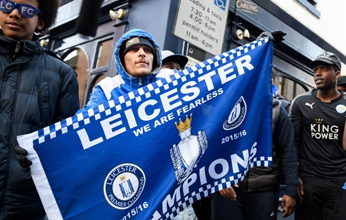 Niềm vui của các fan hâm mộ CLB Leicester City ở Leicester, miền đông Anh ngày 2/5. AFP/ TTXVN