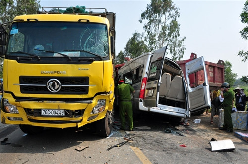Hiện trường vụ tai nạn giao thông. Ảnh: Đinh Thị Hương- TTXVN Hiện trường vụ tai nạn giao thông. Ảnh: Đinh Thị Hương- TTXVN