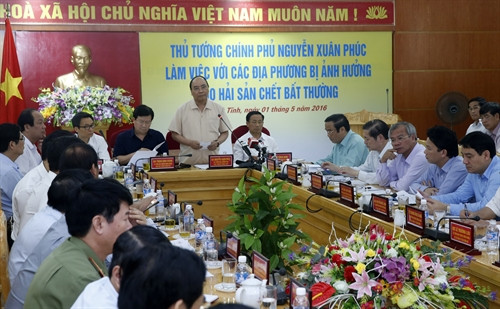 Ngày 01 tháng 5 năm 2016, tại Hà Tĩnh, Thủ tướng Chính phủ Nguyễn Xuân Phúc làm việc với các địa phương bị ảnh hưởng do hiện tượng hải sản chết bất thường. Ảnh: TTXVN Ngày 01 tháng 5 năm 2016, tại Hà Tĩnh, Thủ tướng Chính phủ Nguyễn Xuân Phúc làm việc với các địa phương bị ảnh hưởng do hiện tượng hải sản chết bất thường. Ảnh: TTXVN
