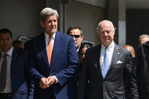 Ngoại trưởng Mỹ John Kerry (trong ảnh, trái) đã hối thúc tất cả các bên đối địch tại Syria cần chấm dứt bạo lực và tái thiết lập một thỏa thuận ngừng bắn trên khắp đất nước. AFP/ TTXVN