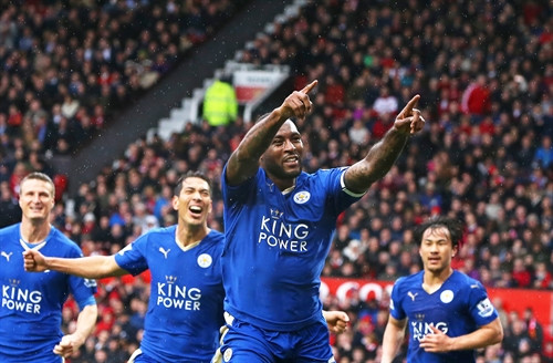 Niềm vui của cầu thủ Leicester City Wes Morgan (thứ hai, phải) sau khi ghi bàn vào lưới Manchester United trong trận Leicester City gặp Manchester United ở Manchester ngày 1/5. Kết quả trận đấu, hai đội hòa 1-1. EPA/ TTXVN