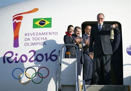 Chủ tịch Ủy ban Olympic Brazil Carlos Nuzman nhận ngọn đuốc Olympic sau khi ngọn đuốc được chuyển tới sân bay quốc tế Brasilia ngày 3/5. AFP/TTXVN Chủ tịch Ủy ban Olympic Brazil Carlos Nuzman nhận ngọn đuốc Olympic sau khi ngọn đuốc được chuyển tới sân bay quốc tế Brasilia ngày 3/5. AFP/TTXVN