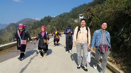 Du khách hào hứng với trải nghiệm du lịch bản làng tại Lào Cai. Ảnh: Hương Thu/TTXVN Du khách hào hứng với trải nghiệm du lịch bản làng tại Lào Cai. Ảnh: Hương Thu/TTXVN