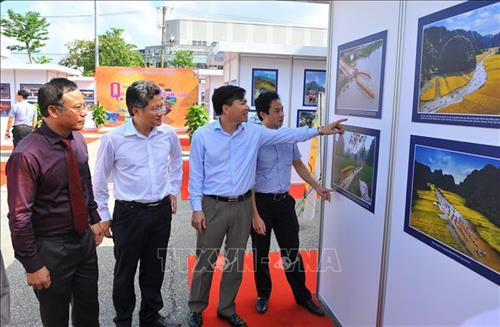 Các đại biểu tham quan Triển lãm. Ảnh: Minh Đức - TTXVN Các đại biểu tham quan Triển lãm. Ảnh: Minh Đức - TTXVN