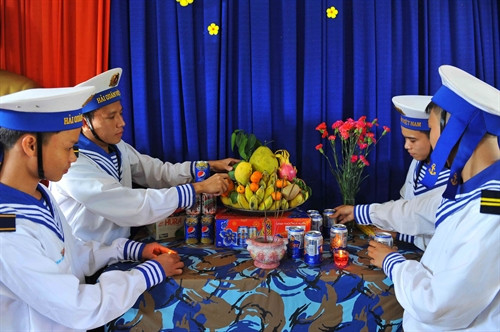 Các chiến sỹ hải quan chuẩn bị mâm ngũ quả để đón Tết. Ảnh: TTXVN Các chiến sỹ hải quan chuẩn bị mâm ngũ quả để đón Tết. Ảnh: TTXVN