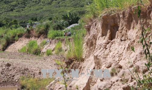 Sạt lở bờ sông Krông Bông đe dọa tính mạng và tài sản các hộ dân thôn 4, xã Hòa Phong. Ảnh: Phạm Cường-TTXVN