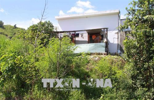 Sạt lở bờ sông Krông Bông đã ăn sát vào mép móng nhà của ông Huỳnh Tấn Lực thôn 4, xã Hòa Phong. Ảnh: Phạm Cường-TTXVN