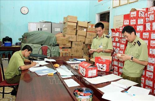 Đội Quản lý Thị trường số 9 kiểm tra bánh trung thu nhập lậu không có nguồn gốc xuất xứ. Ảnh: Thái Thuần - TTXVN Đội Quản lý Thị trường số 9 kiểm tra bánh trung thu nhập lậu không có nguồn gốc xuất xứ. Ảnh: Thái Thuần - TTXVN