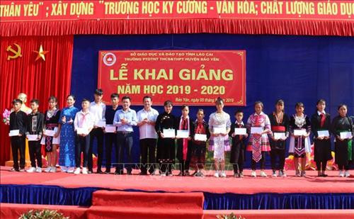 Đồng chí Nguyễn Văn Vinh, Bí thư Tỉnh ủy, Chủ tịch HĐND tỉnh Lào Cai tặng quà các em học sinh trong buổi lễ khai giảng. Ảnh: Quốc Khánh - TTXVN Đồng chí Nguyễn Văn Vinh, Bí thư Tỉnh ủy, Chủ tịch HĐND tỉnh Lào Cai tặng quà các em học sinh trong buổi lễ khai giảng. Ảnh: Quốc Khánh - TTXVN