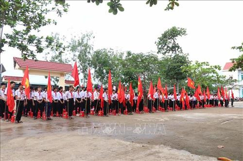 Lễ khai giảng của tại trường Trung học cơ sở Lê Qúy Đôn, xã Ya Tờ Mốt, huyện biên giới Ea Súp, tỉnh Đắk Lắk. Ảnh: Tuấn Anh – TTXVN Lễ khai giảng của tại trường Trung học cơ sở Lê Qúy Đôn, xã Ya Tờ Mốt, huyện biên giới Ea Súp, tỉnh Đắk Lắk. Ảnh: Tuấn Anh – TTXVN