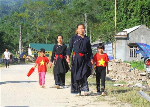 Phụ huynh đồng bào dân tộc thiểu số xã Tiên Nguyên (huyện Quang Bình, Hà Giang) đưa con em đến trường dự lễ khai giảng năm học mới. Ảnh: Minh Tâm-TTXVN Phụ huynh đồng bào dân tộc thiểu số xã Tiên Nguyên (huyện Quang Bình, Hà Giang) đưa con em đến trường dự lễ khai giảng năm học mới. Ảnh: Minh Tâm-TTXVN
