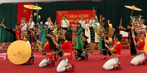 Các em học sinh trường Trung học Phổ thông Chuyên tỉnh Hà Giang biểu diễn văn nghệ mừng năm học mới. Ảnh: Minh Tâm-TTXVN Các em học sinh trường Trung học Phổ thông Chuyên tỉnh Hà Giang biểu diễn văn nghệ mừng năm học mới. Ảnh: Minh Tâm-TTXVN