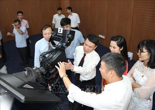 Ủy viên Trung ương Đảng, Bí thư Đảng uỷ, Tổng Giám đốc Thông tấn xã Việt Nam tham quan trường quay của Trung tâm Truyền hình Thông tấn. Ảnh: Dương Giang - TTXVN Ủy viên Trung ương Đảng, Bí thư Đảng uỷ, Tổng Giám đốc Thông tấn xã Việt Nam tham quan trường quay của Trung tâm Truyền hình Thông tấn. Ảnh: Dương Giang - TTXVN