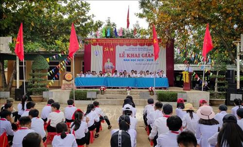 Lễ khai giảng năm học mới 2019-2020 tại Trường Trung học cơ sở và Trung học phổ thông Trung Hóa, huyện Minh Hóa. Ảnh : Văn Tý-TTXVN Lễ khai giảng năm học mới 2019-2020 tại Trường Trung học cơ sở và Trung học phổ thông Trung Hóa, huyện Minh Hóa. Ảnh : Văn Tý-TTXVN