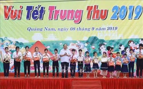 Thủ tướng Nguyễn Xuân Phúc đến thăm và tặng quà cho thiếu nhi xã Đại Minh, huyện Đại Lộc, tỉnh Quảng Nam nhân dịp Tết Trung thu năm 2019. Ảnh: Thống Nhất – TTXVN